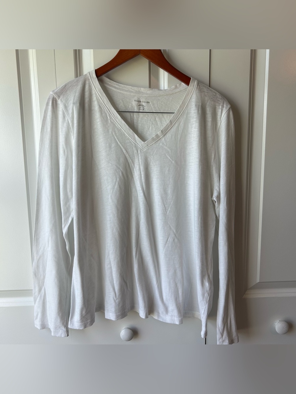 🤍 Eileen Fisher White V-Neck Long-Sleeve Tee — Size M ✨